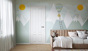 Белая дверь с черной ручкой в светлой комнате с художественным рисунком и аккуратной кроватью.