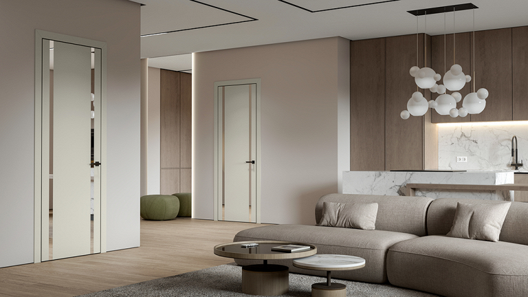 Современная гостиная с двумя дверями, светлой мебелью и деревянной кухонной зоной.