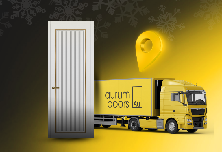 Входная дверь белого цвета с золотой ручкой рядом с жёлтым грузовиком и иконкой геолокации.