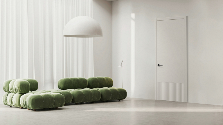 Межкомнатная дверь светлого цвета в современной комнате с зелёным модульным диваном.