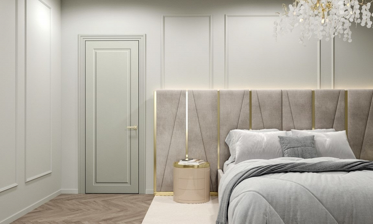 Межкомнатная дверь светлого цвета в элегантной спальне с тумбой и мягким освещением.
