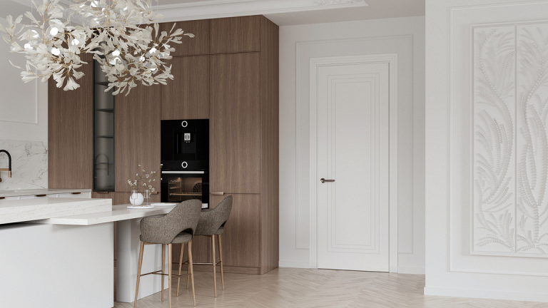 Межкомнатная дверь светлого цвета в кухне с деревянными шкафами и барными стульями.