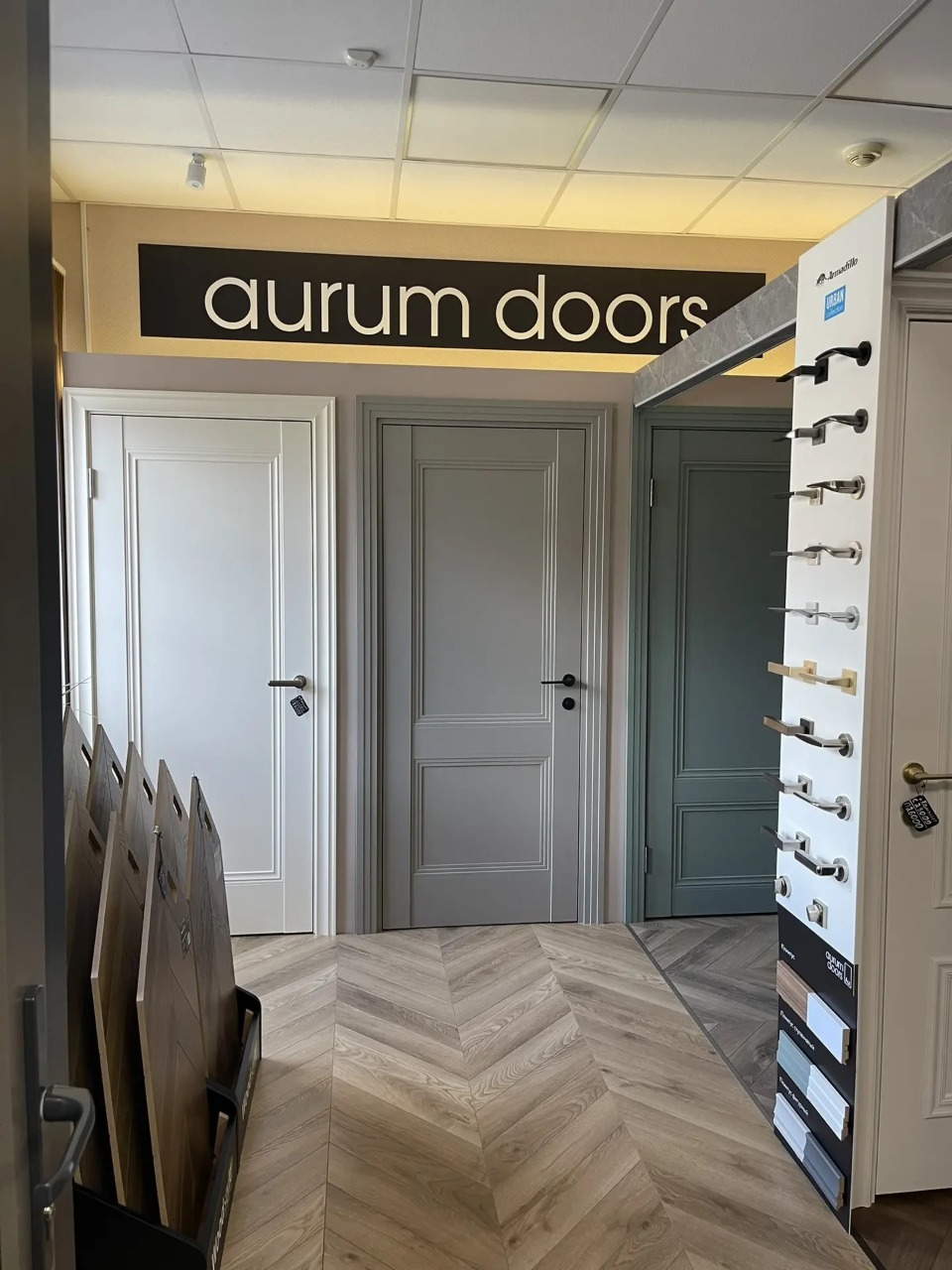 Бренд-секция «Aurum Doors» = ул. Коммунаров, 84