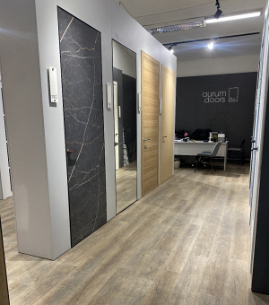 Фирменный салон «Aurum Doors» = <p> Новорязанское шоссе, 5, ТЦ «Гранд»</p>